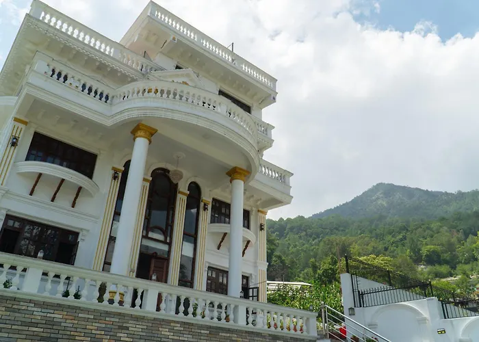 The White House Villa, 8 Bedroom, Swimming Pool & Home Theater